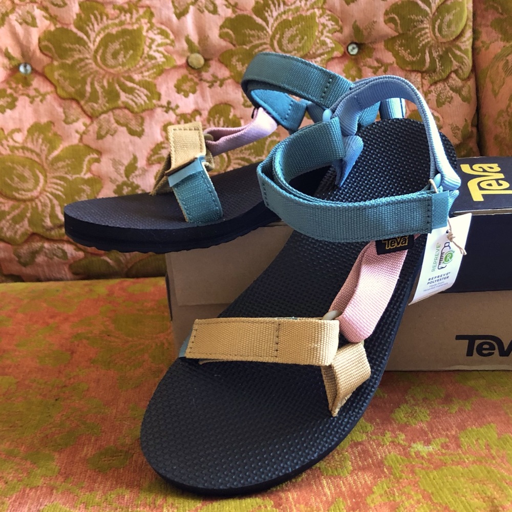 Brand new women’s teva light multi in size 8.